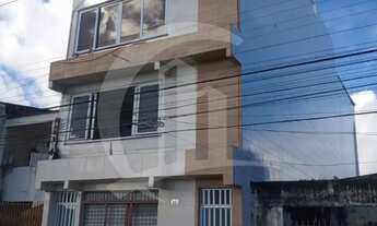 Imagem 2: CASA DE 3 ANDARES À VENDA NA RUA ALAGOAS