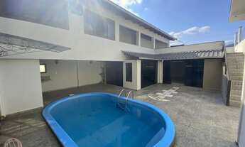 Imagem 2: Ampla Residência de 2 Andares com 6 Dormitórios, Área de Festas e Localização Privilegiada