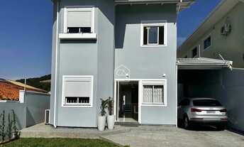 Imagem 4: Excelente casa com 04 dormitórios e piscina à venda, no Bairro Ipiranga em São José SC
