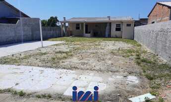 Imagem: Casa na praia com amplo espaço de terreno