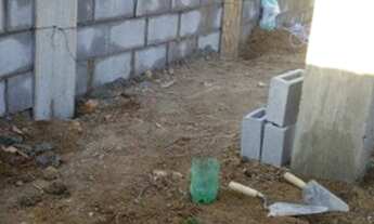 Imagem 3: Terreno com metade da fundação feita, perfeito para kitnet ou casa