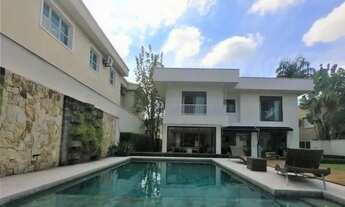 Imagem 1: Linda casa, em Condomínio de Alto Padrão, disponível para venda/locação. 650 m² com 4 suít