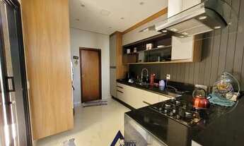 Imagem 6: Espaço e Sofisticação: Sobrado em Condomínio com Área Gourmet