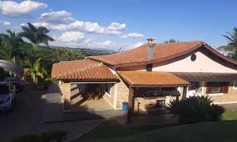 Imagem 2: Casa de condomínio para venda com 3 dormitórios, piscina e belo jardim