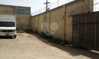 Imagem 4: Terreno plano, murado, de frente [VP