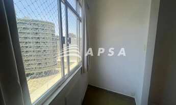 Imagem 4: NA TRADICIONAL RUA ARTUR BERNARDES, NO CATETE, UM QUARTO E SALA ENCANTA LOGO NA CHEGADA. C