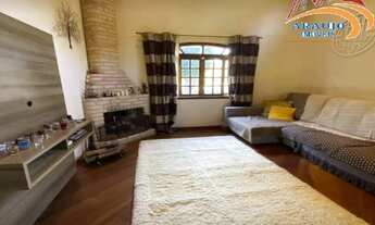 Imagem 2: Casa confortável em condomínio fechado com segurança e portaria 24h Dois quartos sendo suí