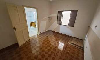 Imagem 2: Casa com quarto e cozinha perto do metrô