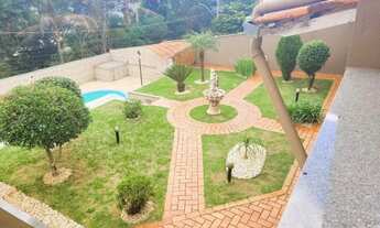 Imagem: Casa com estilo colonial em condomínio