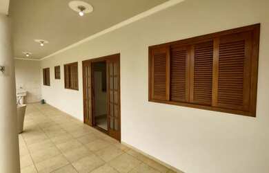 Imagem: Casa bem localizada, com quintal amplo