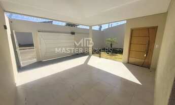 Imagem 3: Casa de 3 quartos sendo 1 suíte no Residencial Maria Lourença, varanda gourmet espaçosa e