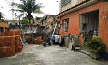 Imagem 3: Terreno amplo com casas, kitnets e quartos