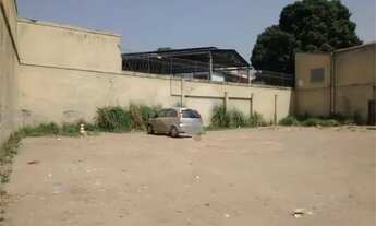 Imagem 3: Terreno plano, murado, de frente [VP