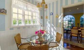 Imagem 7: Casa Estilo Toscana Esquina Arborizada com Jardim Amplo e Piscina