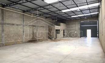 Imagem 4: A Unisol Imóveis aluga Galpão comercial com 250 mts² e pé direito duplo com dois banheiros