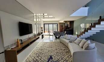 Imagem 2: Espaço e Sofisticação: Sobrado em Condomínio com Área Gourmet