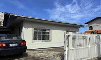 Imagem 2: Casa com viabilidade comercial e residencial, com 107 m² de área construída, localizada de