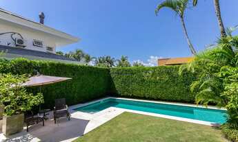 Imagem 3: Casa de Alto Padrão para Locação Anual em Jurerê Internacional - 4 Suítes a 350m da Praia