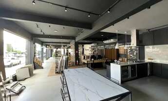 Imagem 4: Imóvel Comercial de Alto Padrão no Umarizal, Belém-PA: 800m², 2 Banheiros e 6 Vagas de Gar