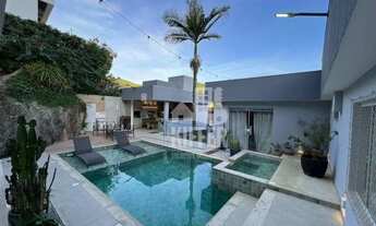 Imagem 2: Casa de Alto Padrão com 3 Suítes e Piscina Aquecida em São Francisco