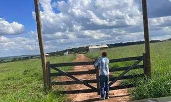 Imagem: Rancho na frente da Ms 040 a venda