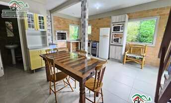 Imagem 5: Casa estilo chalé de tijolo a vista com três pavimentos em Águas Mornas