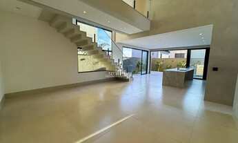 Imagem 3: Sobrado com 4 suítes plenas, incluindo uma master com duplo closet