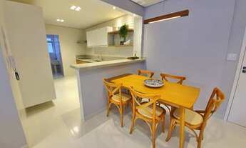 Imagem 7: Exclusivo! Amplo apto, totalmente reformado, sacada de frente. Apenas 250m do mar!