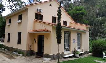 Imagem: Casa principal e chalés em propriedade