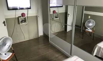 Imagem 5: Apartamento reformado, ótima localização, varanda, sala, dois dormitórios sendo um suíte