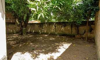 Imagem 2: E - Casa com Quintal Grande