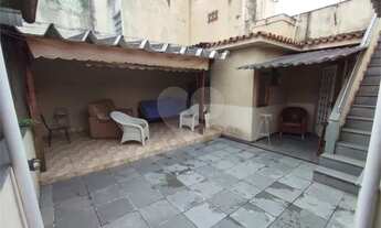 Imagem 2: Casa de frente com três andares[VP