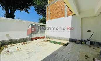 Imagem 4: Casa com três quartos, quintal e garagem - Irajá