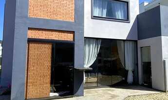 Imagem 2: Casa mobiliada no Condomínio Caledônia com 4 dormitórios, sendo 1 suíte e 4 vagas de garag