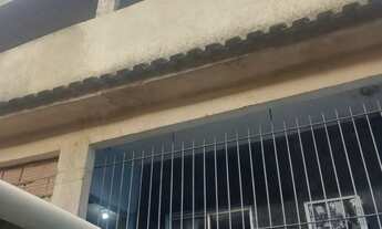 Imagem 7: Vendo uma casa com terraço , piscina e um cômodo no quintal uma quitinete