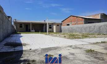 Imagem 3: Casa na praia com amplo espaço de terreno