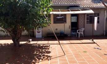 Imagem 3: Casa Ampla com terreno grande que pode por piscina ou construir nos fundos