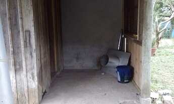 Imagem 4: Terreno com casa de madeira