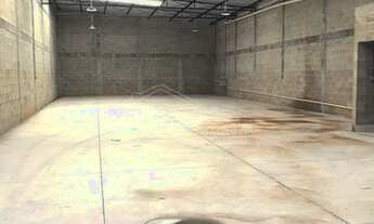 Imagem 3: A Unisol Imóveis aluga Galpão comercial com 250 mts² e pé direito duplo com dois banheiros