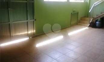 Imagem: Casa de frente na Pavuna. VP