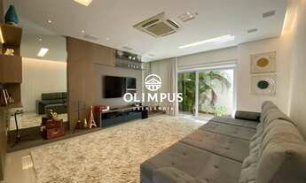 Imagem 2: Belíssima casa estilo sobrado dispondo de fino acabamento em uma localização privilegiada