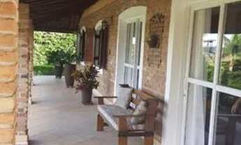 Imagem 4: Casa de condomínio para venda com 3 dormitórios, piscina e belo jardim