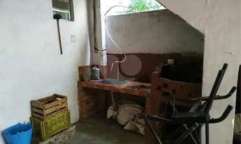 Imagem 5: Terreno amplo com casas, kitnets e quartos