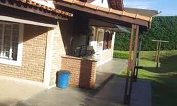 Imagem 3: Casa de condomínio para venda com 3 dormitórios, piscina e belo jardim