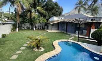 Imagem 2: Casa de condomínio para venda possui 600 metros quadrados com 5 quartos