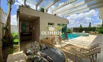 Imagem 6: Belíssima casa estilo sobrado dispondo de fino acabamento em uma localização privilegiada