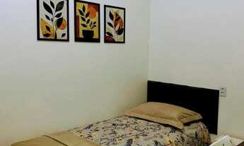 Imagem 2: Quarto mobiliado direito com o proprietário