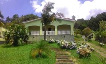 Imagem: Chácara serrana no centro urbano