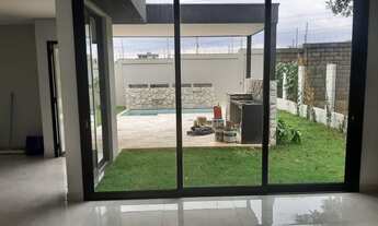 Imagem 2: Casa de condomínio térrea para venda possui 166 metros quadrados com 3 quartos