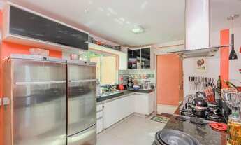 Imagem 7: Sobrado para venda tem 260 metros quadrados com 4 quartos